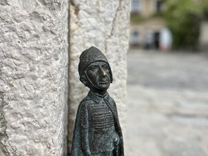 The Queen's Keys – A Knightly Adventure with HelloVEB 